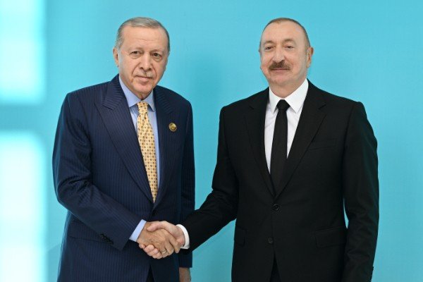 İlham Əliyev Qəbələdə qonaqları qarşıladı
